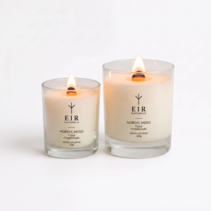 Velas aromáticas Nordic Moss da EIR Naturals de 50g e 190g acesas, fundo branco de estúdio