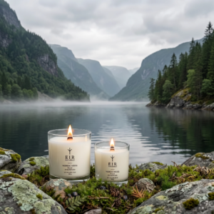 Velas aromáticas Nordic Moss da EIR Naturals, 50g e 190g acesas sobre rochas de fiorde cobertas de musgo com névoa suave