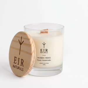 Vela aromática Nordic Moss da EIR Naturals de 190g com tampa de madeira de pinho, fundo branco de estúdio