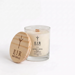 Vela aromática Nordic Moss da EIR Naturals de 50g com tampa de madeira de pinho, fundo branco de estúdio