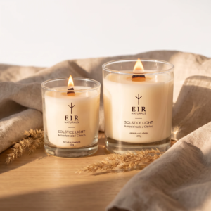 Vela aromática Solstice Light acesa, em pote de vidro com pavio de madeira